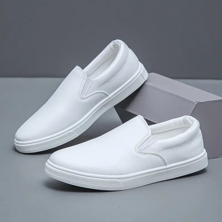 Men's slip-on loafers with rounded toes and contrasting white soles