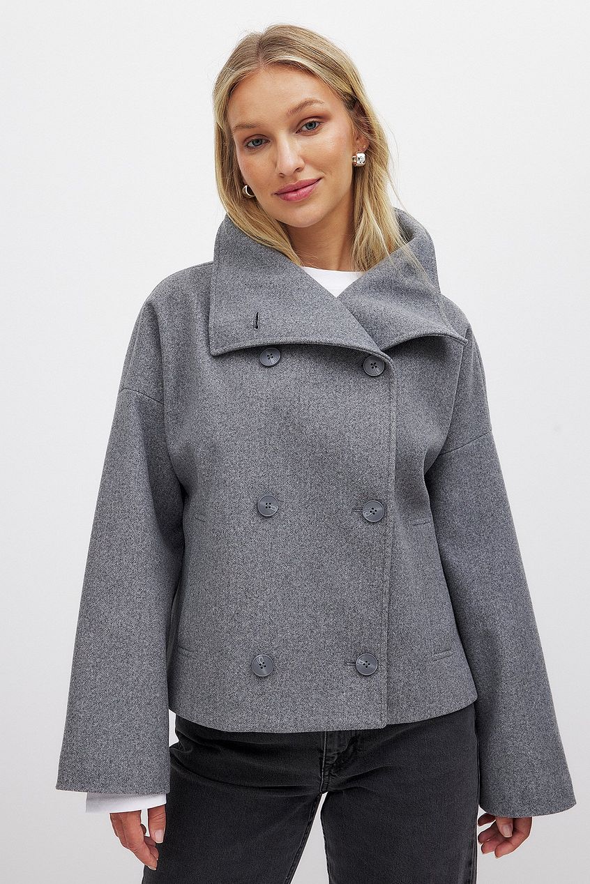 Women's short double-breasted trench coat with wide lapels and long sleeves