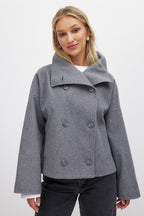 Women's short double-breasted trench coat with wide lapels and long sleeves