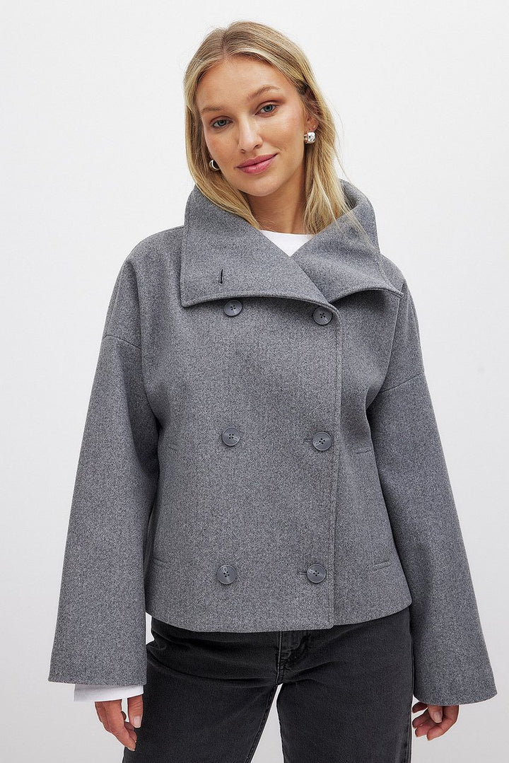 Women's short double-breasted trench coat with wide lapels and long sleeves