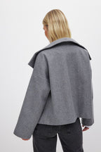 Women's short double-breasted trench coat with wide lapels and long sleeves
