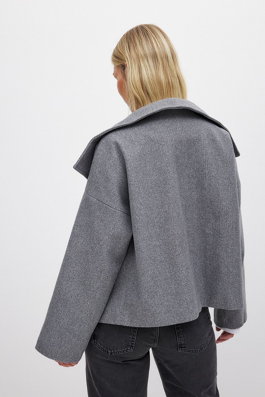 Women's short double-breasted trench coat with wide lapels and long sleeves