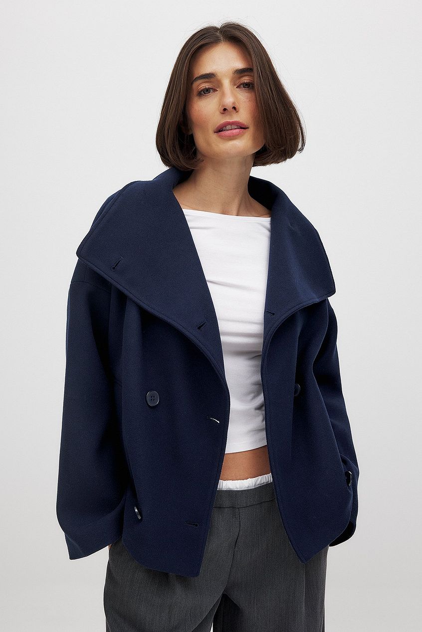 Women's short double-breasted trench coat with wide lapels and long sleeves