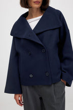 Women's short double-breasted trench coat with wide lapels and long sleeves