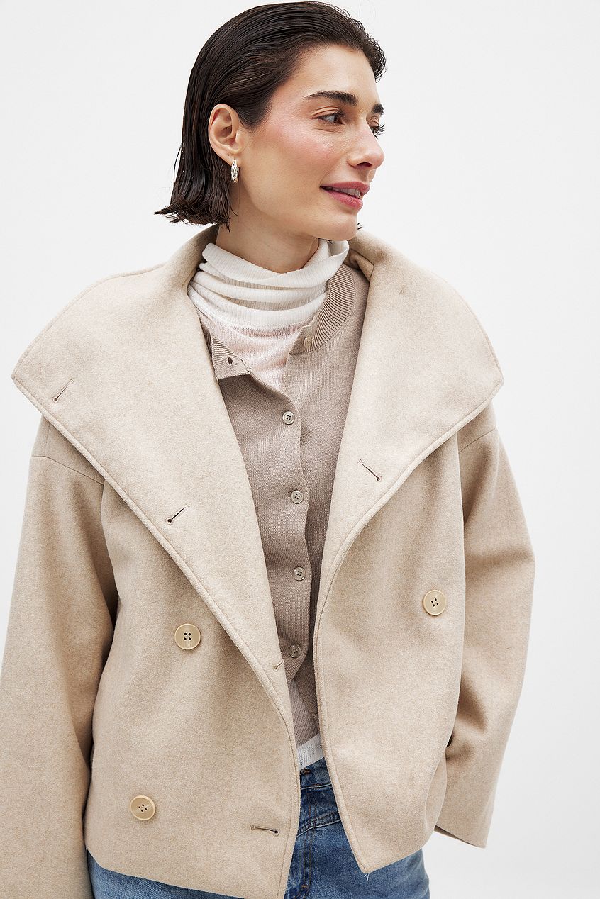 Women's short double-breasted trench coat with wide lapels and long sleeves