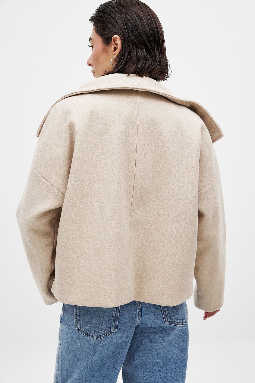 Women's short double-breasted trench coat with wide lapels and long sleeves