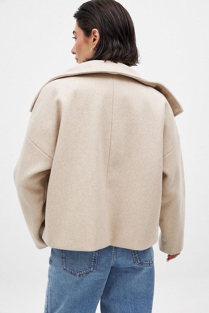 Women's short double-breasted trench coat with wide lapels and long sleeves