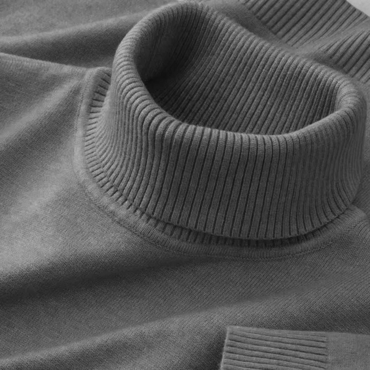 Men's ribbed roll neck jumper with long sleeves and ribbed cuffs