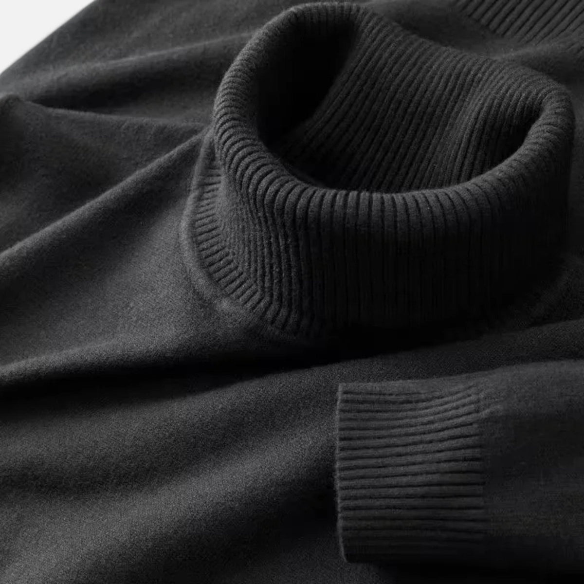 Men's ribbed roll neck jumper with long sleeves and ribbed cuffs