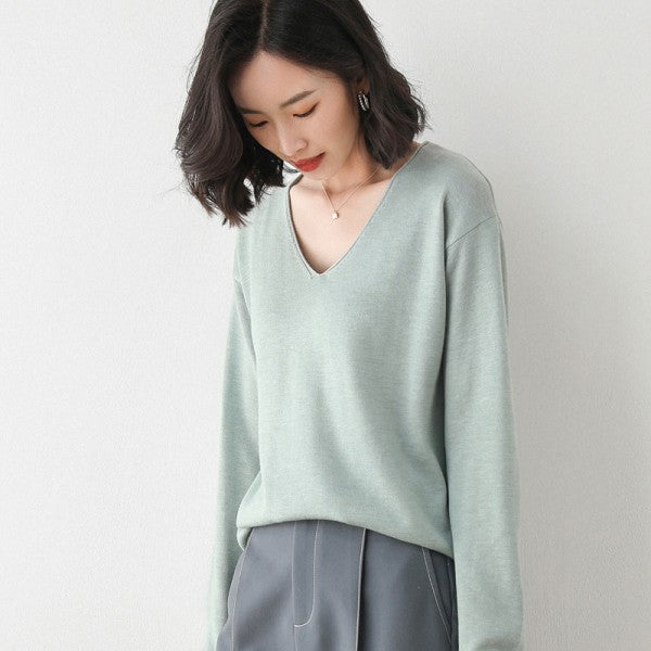 Women's fine knit sweater with round neck and long sleeves
