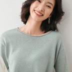 Women's fine knit sweater with round neck and long sleeves