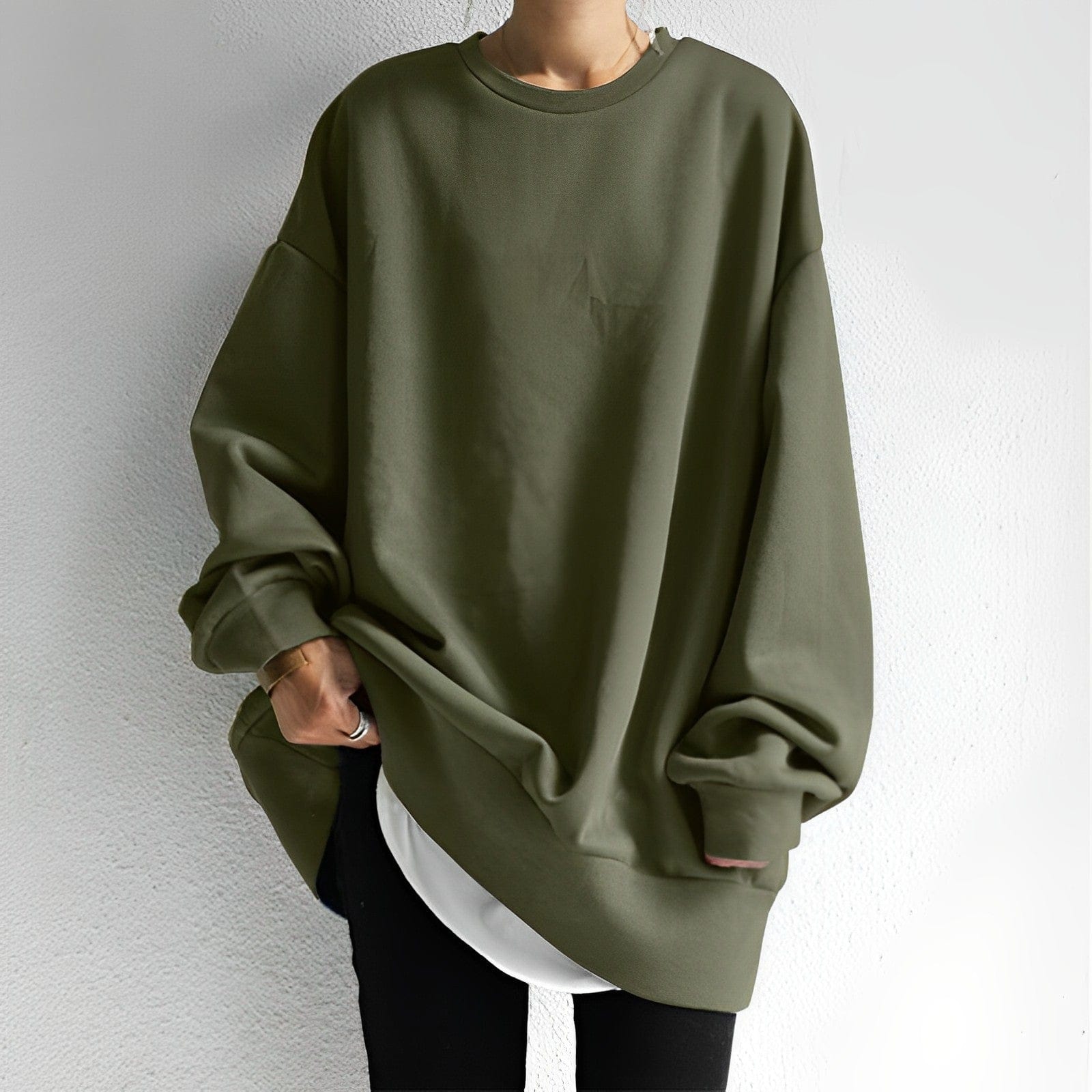 Women's oversized crew neck sweater with long sleeves and ribbed trims