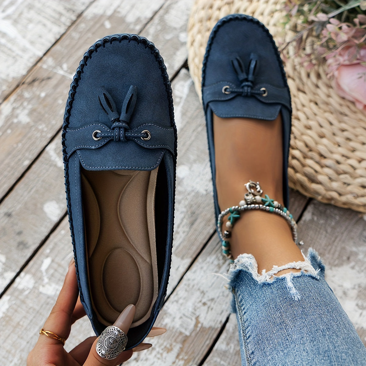 Women's flat loafers with tassel detail and moc toe stitching