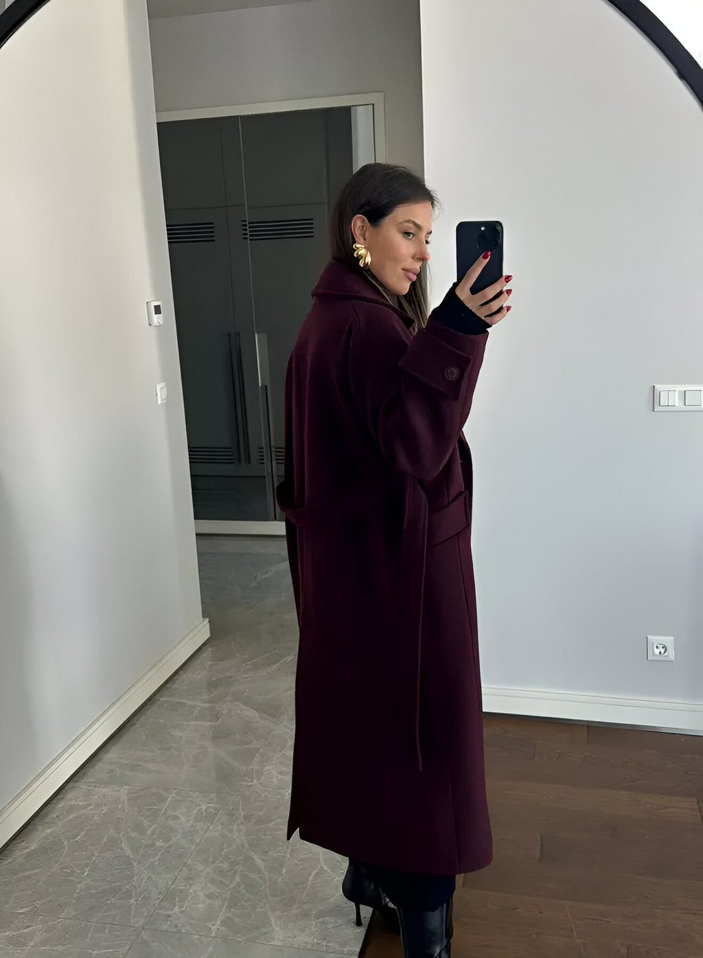 Women's burgundy double-breasted trench coat with belt and long sleeves