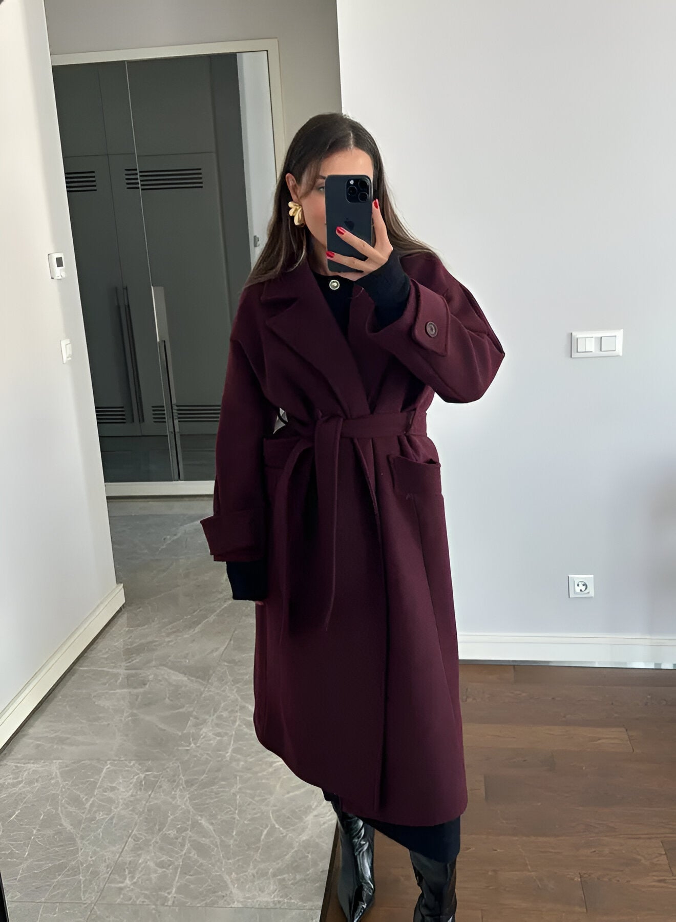 Women's burgundy double-breasted trench coat with belt and long sleeves