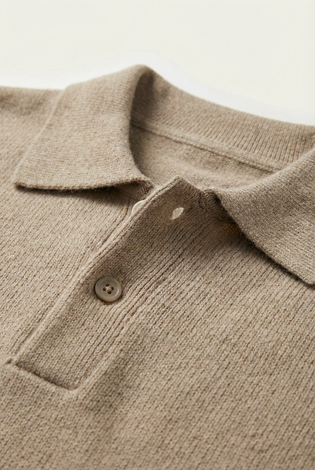 Men's knitted polo jumper with an open collar and long sleeves