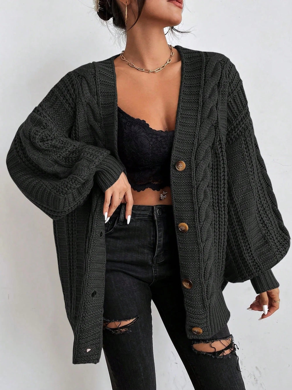 Women's oversized cable knit cardigan with V-neck, buttons and long sleeves