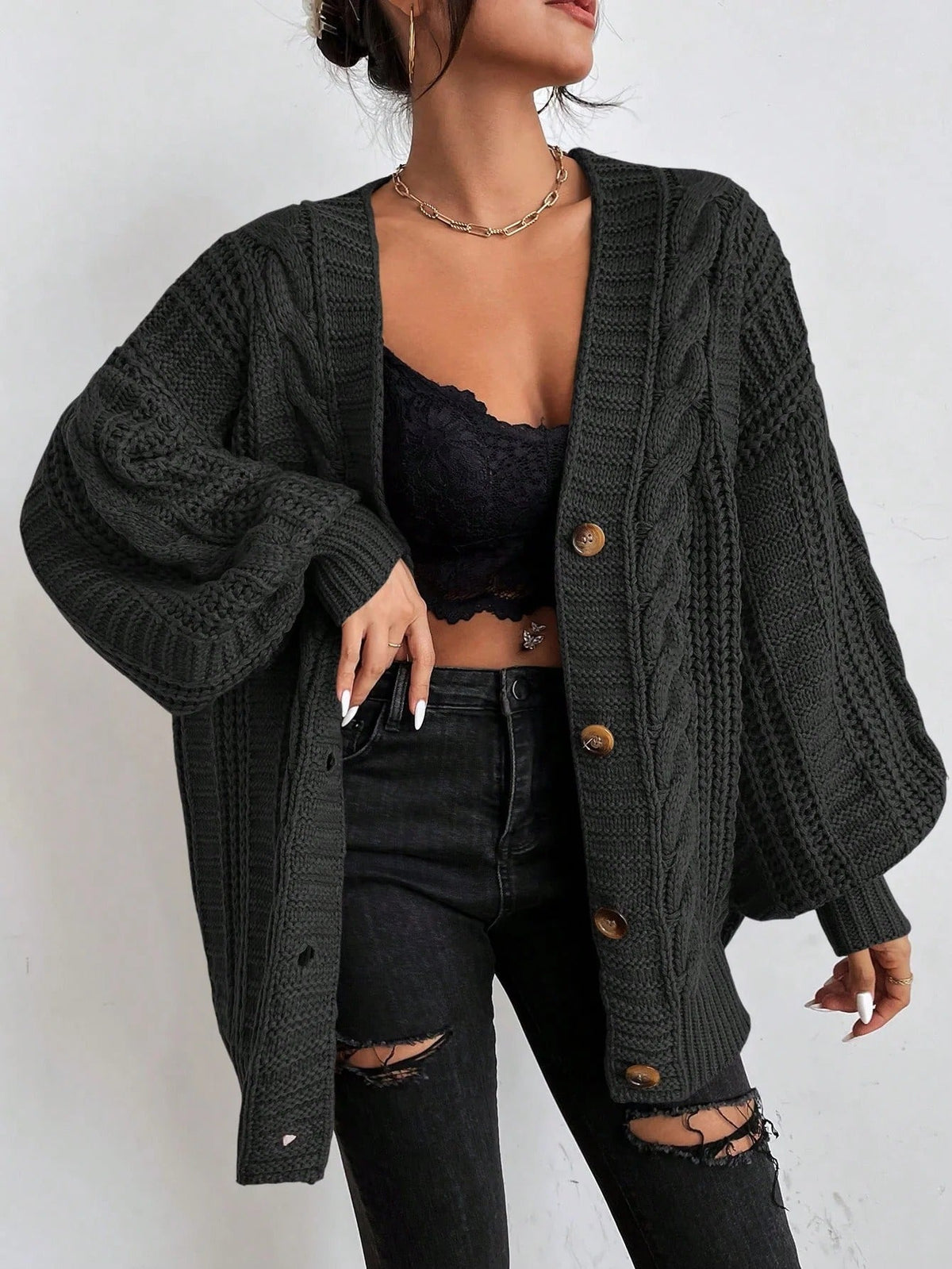 Women's oversized cable knit cardigan with V-neck, buttons and long sleeves
