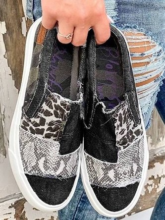 Women's patterned slip-on loafers with round toes and flat white soles