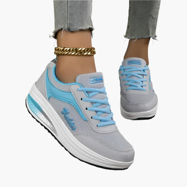 Women's low-top lace-up sneakers with platform soles