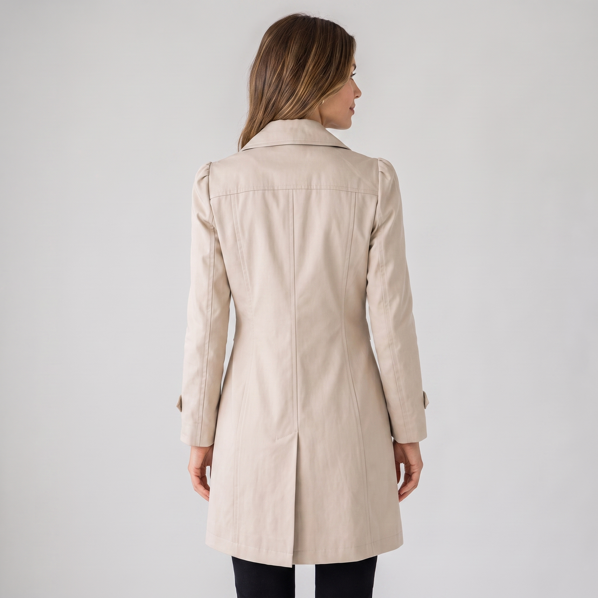 Women's short trench coat with notched collar, long sleeves and button front