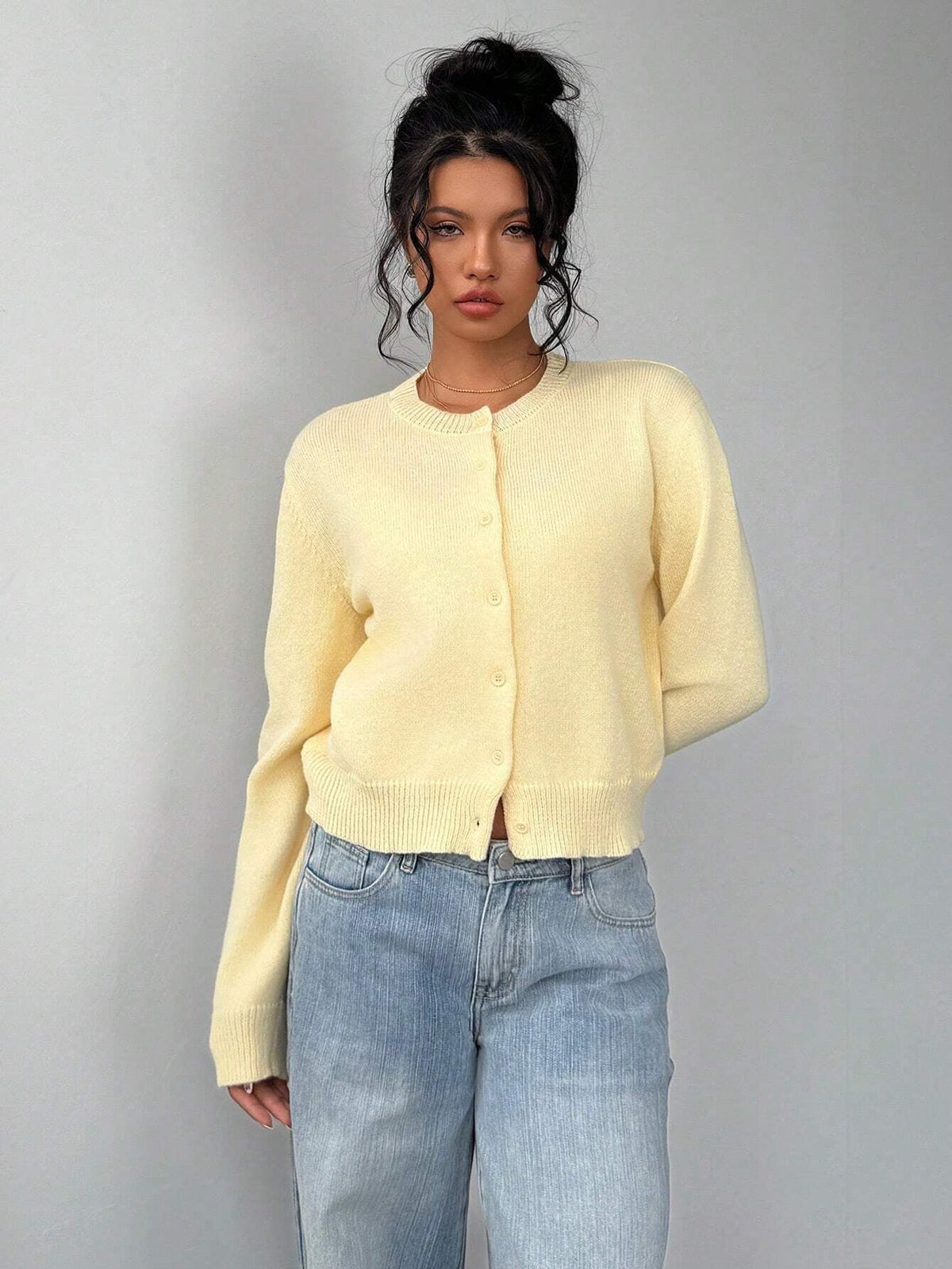Women's slim fit knitted cardigan with long sleeves and button front