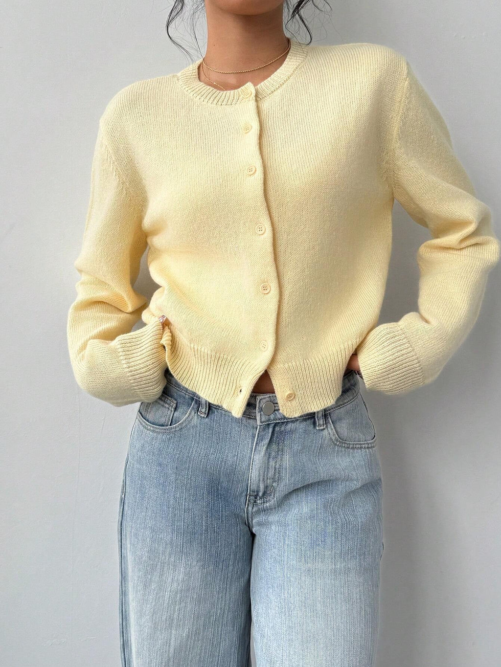 Women's slim fit knitted cardigan with long sleeves and button front