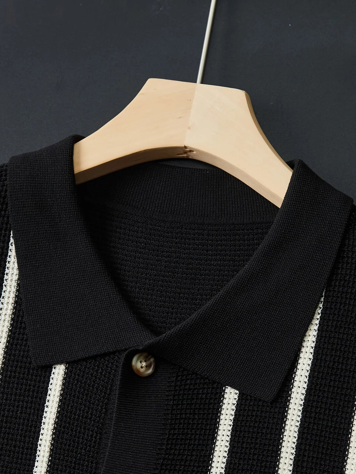 Men's striped knitted polo shirt with short sleeves and buttons
