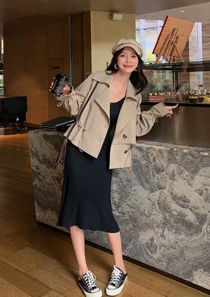 Women's light beige short trench coat with lapel collar and long sleeves