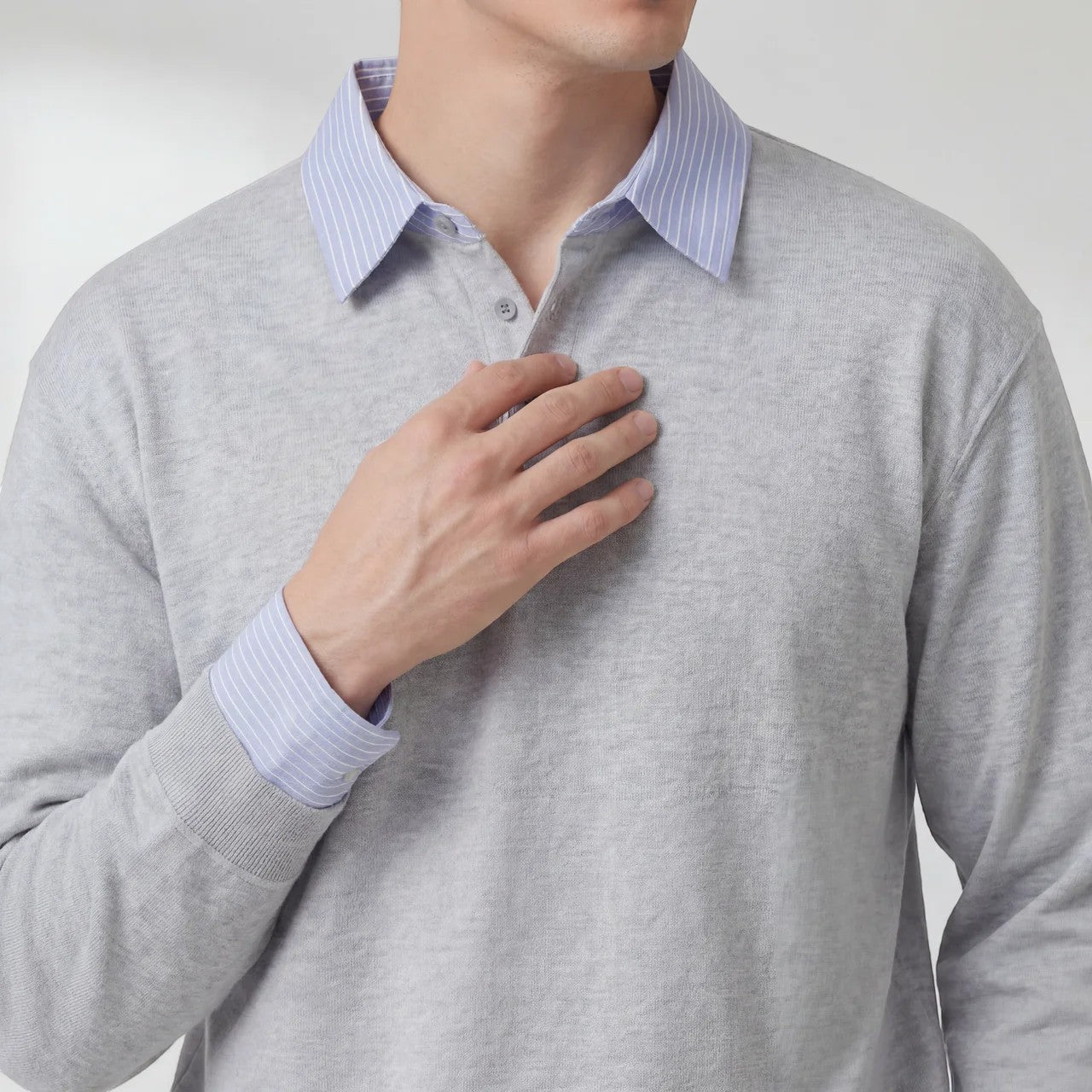 Men's collared sweatshirt with striped collar and button placket