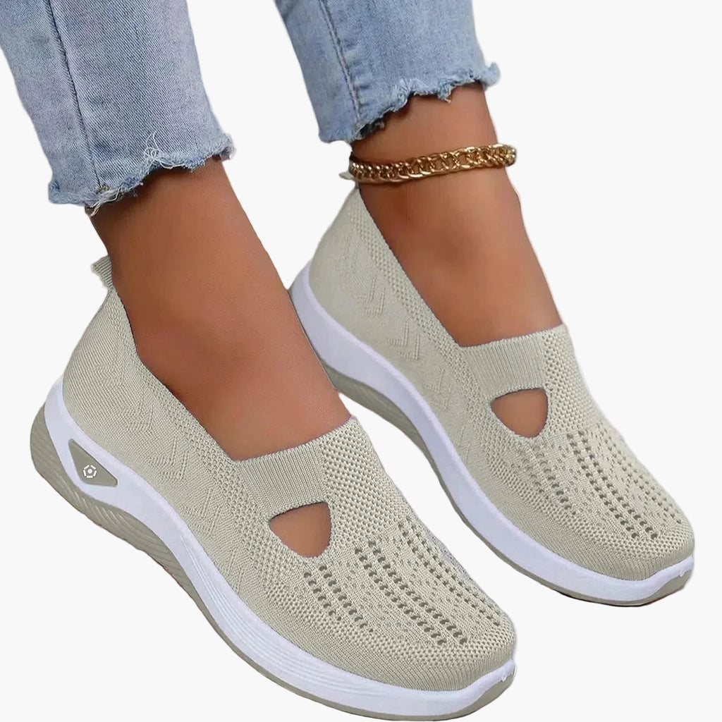 Women's textured slip-on sneakers with round toes and low soles