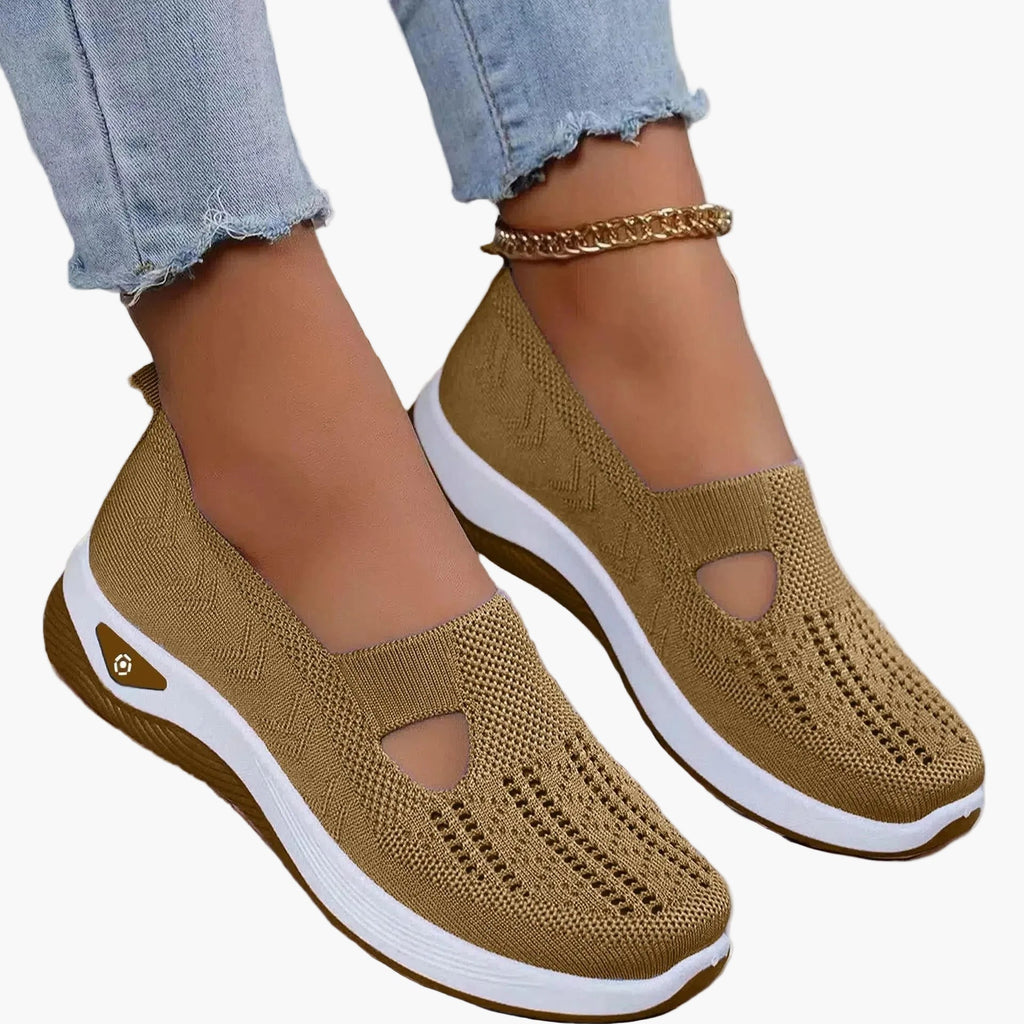 Women's textured slip-on sneakers with round toes and low soles