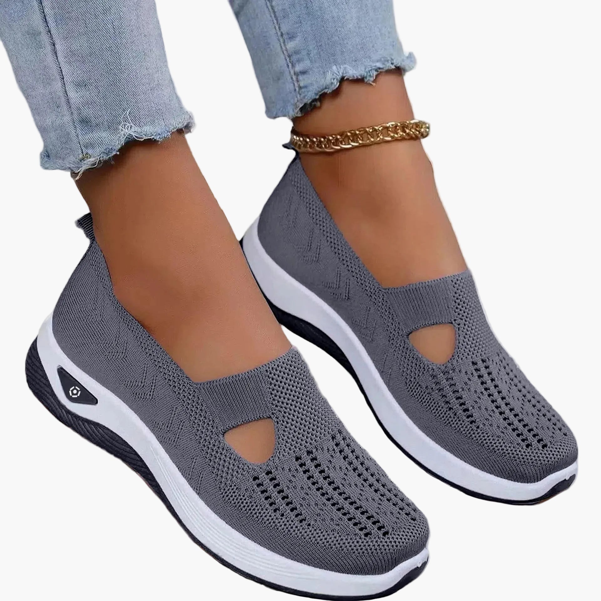 Women's textured slip-on sneakers with round toes and low soles