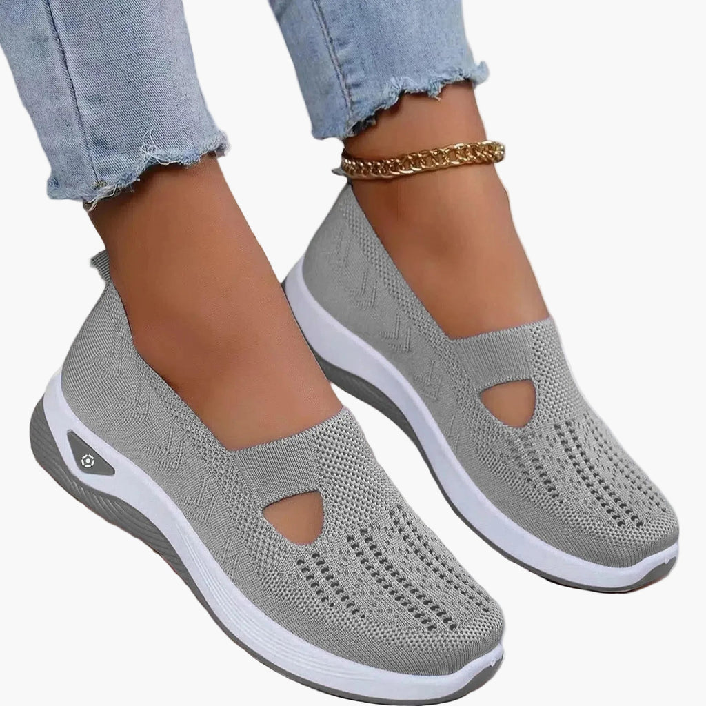 Women's textured slip-on sneakers with round toes and low soles