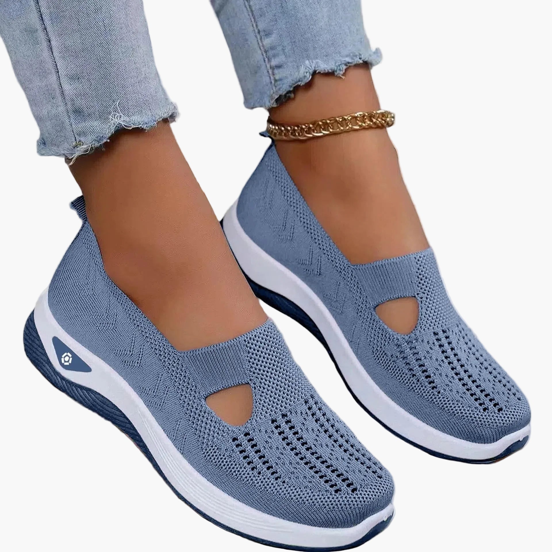 Women's textured slip-on sneakers with round toes and low soles