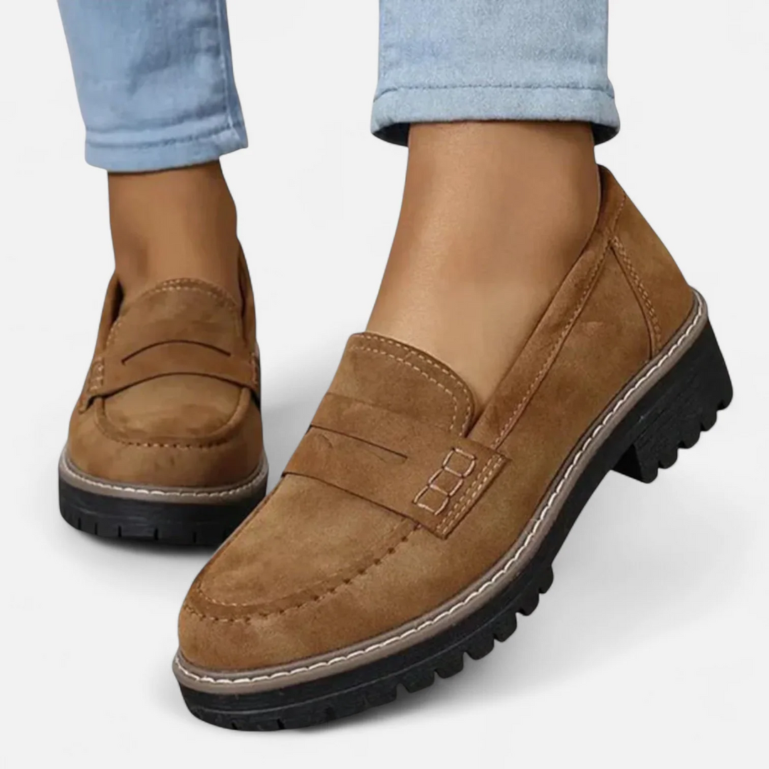Women's penny loafers with lug sole, rounded toe and vamp strap