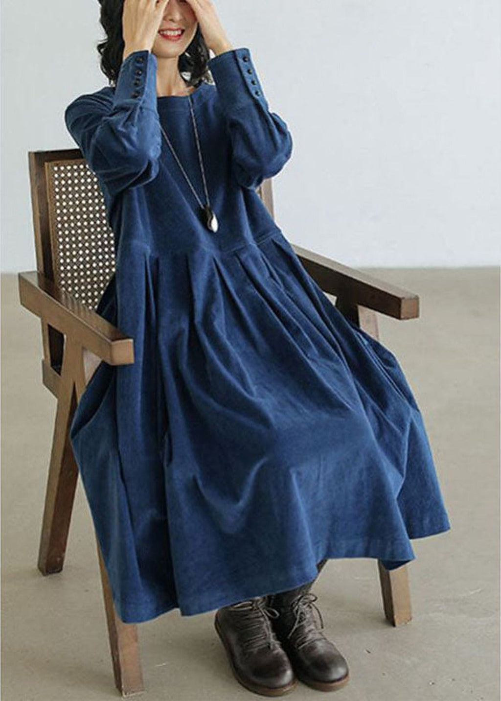 Women's corduroy midi dress with round neck and long sleeves