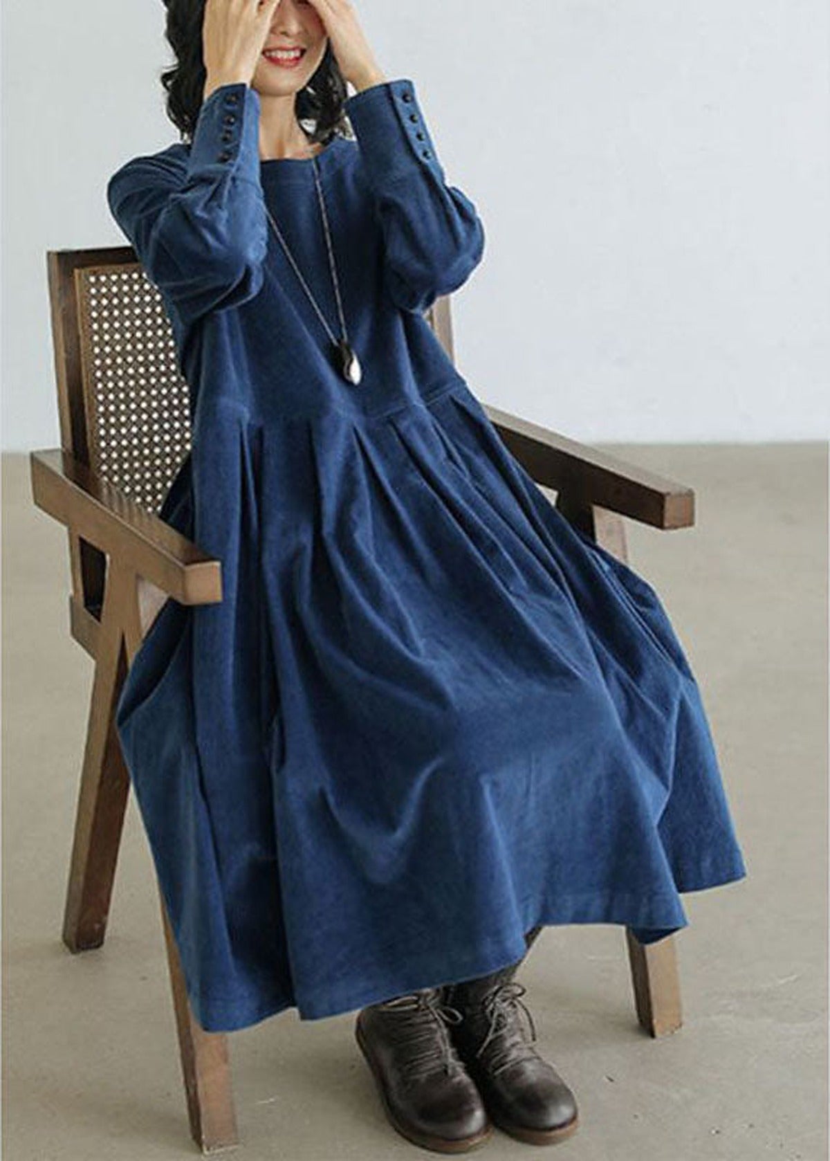 Women's corduroy midi dress with round neck and long sleeves
