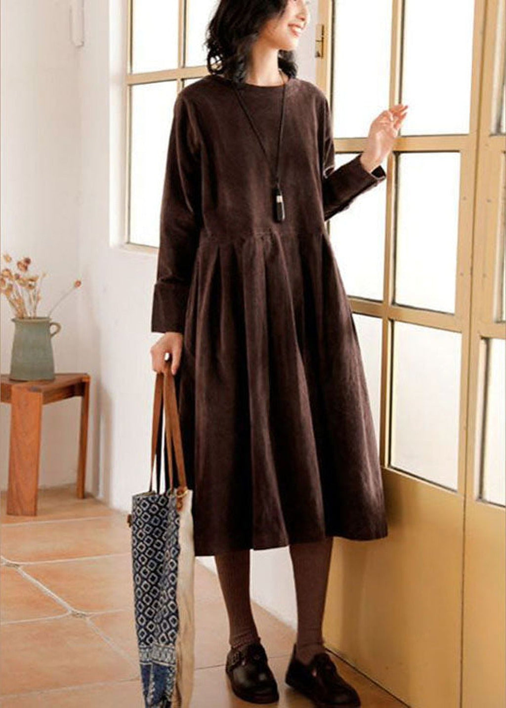 Women's corduroy midi dress with round neck and long sleeves