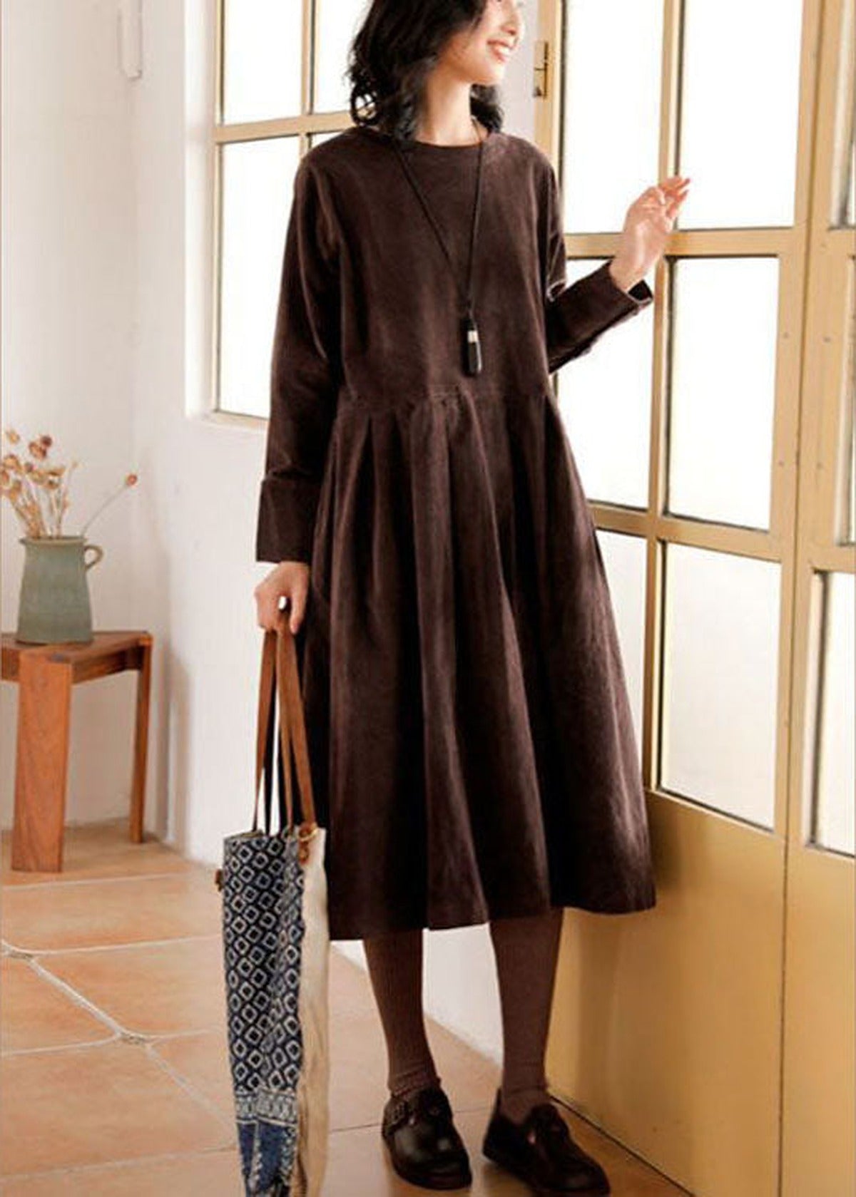 Women's corduroy midi dress with round neck and long sleeves