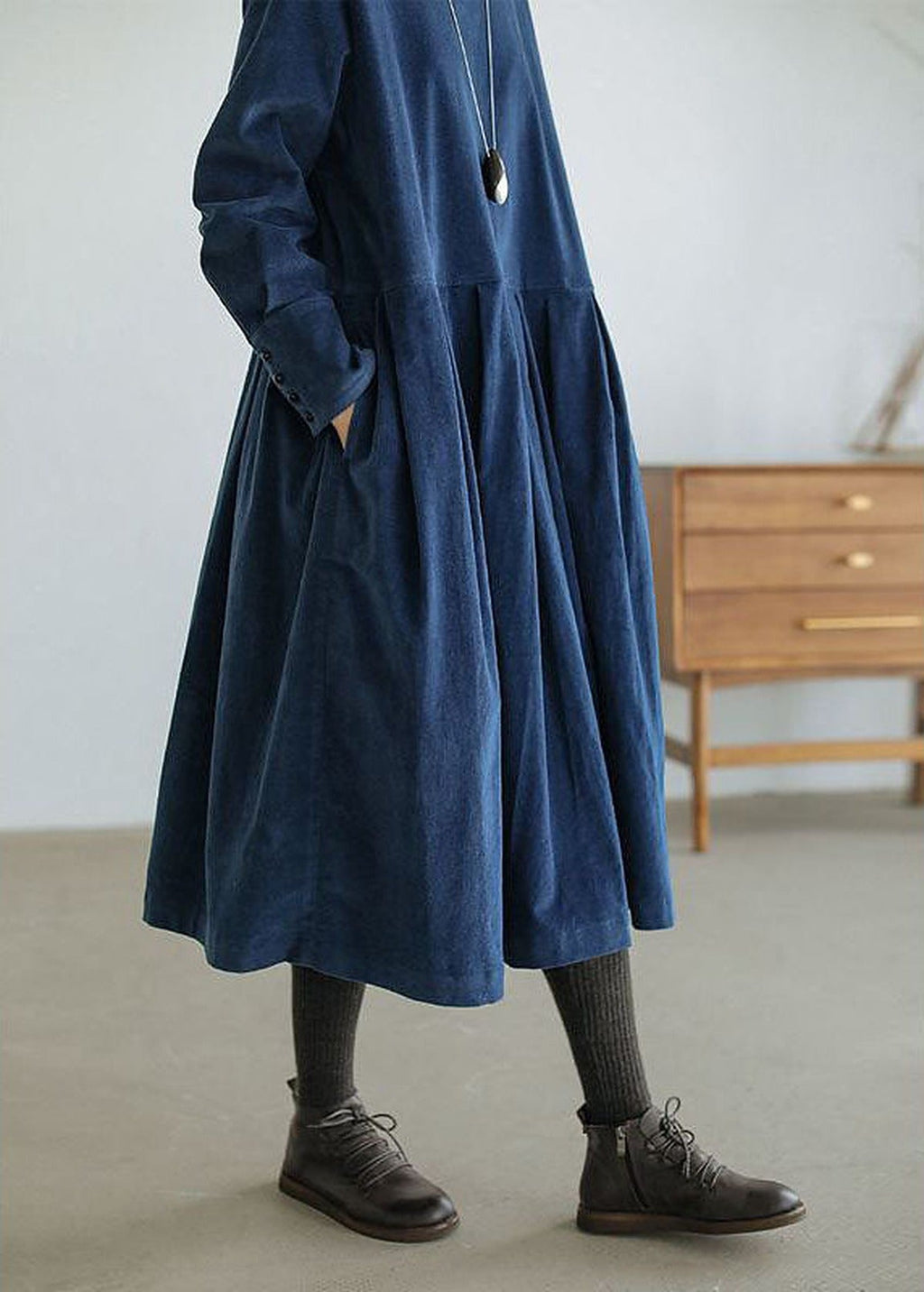 Women's corduroy midi dress with round neck and long sleeves