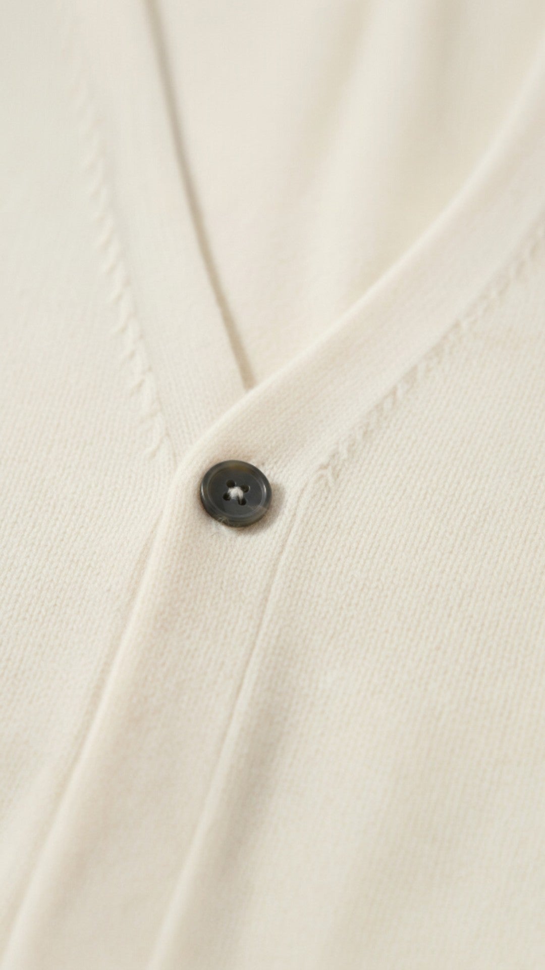 Women's long-sleeve V-neck button cardigan with ribbed trims