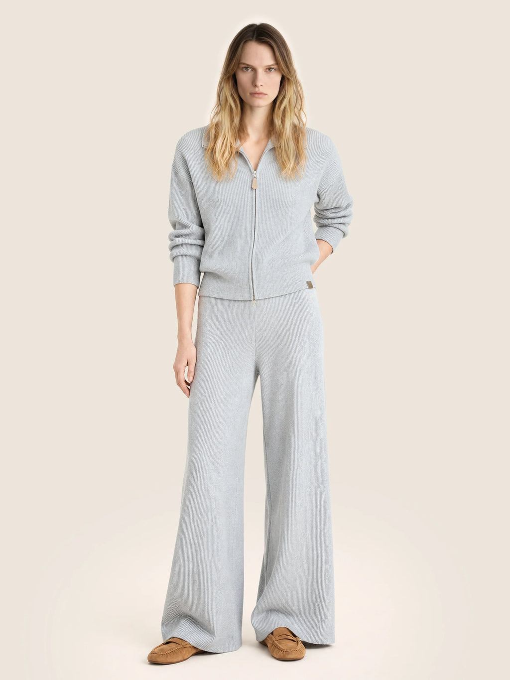 Women's grey ribbed cardigan with collar and front zip fastening