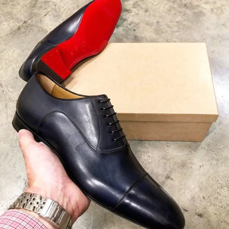 Men's cap toe Oxford shoes with lace-up front and low heel