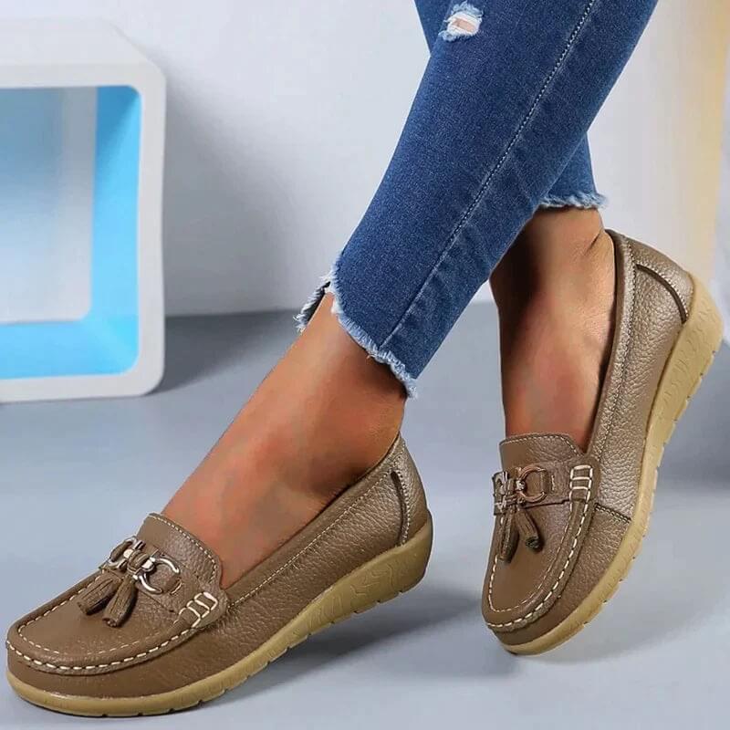 Women's slip-on loafers with round toes, tassel trim and flat textured soles