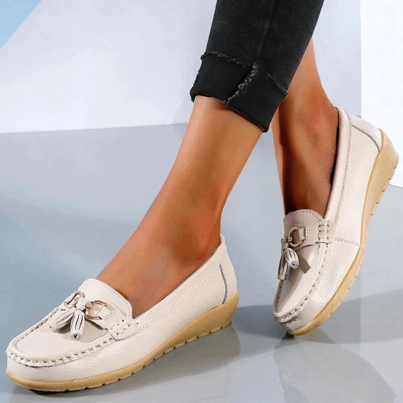 Women's slip-on loafers with round toes, tassel trim and flat textured soles