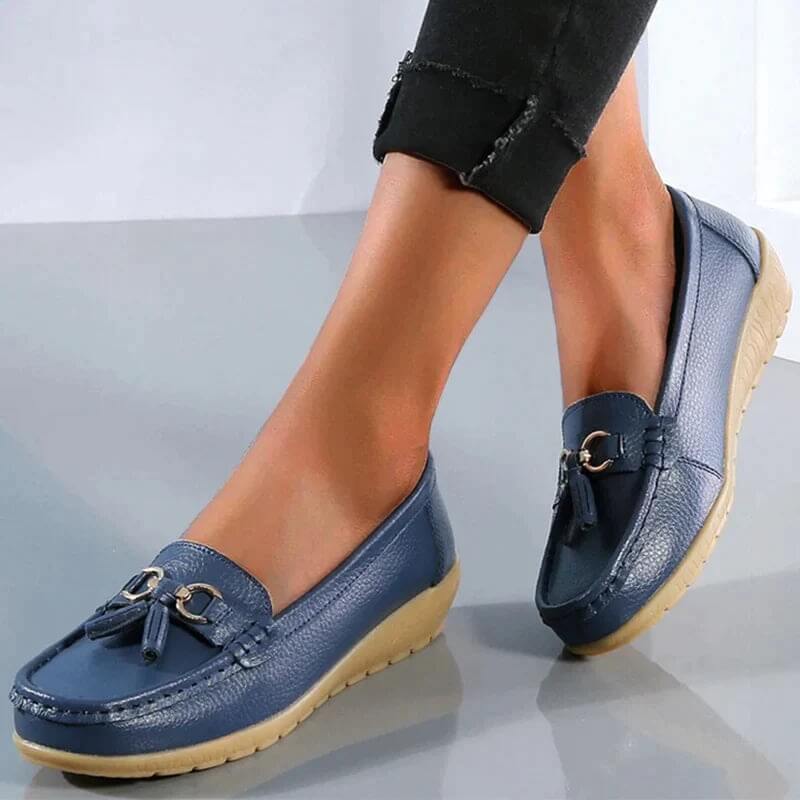 Women's slip-on loafers with round toes, tassel trim and flat textured soles