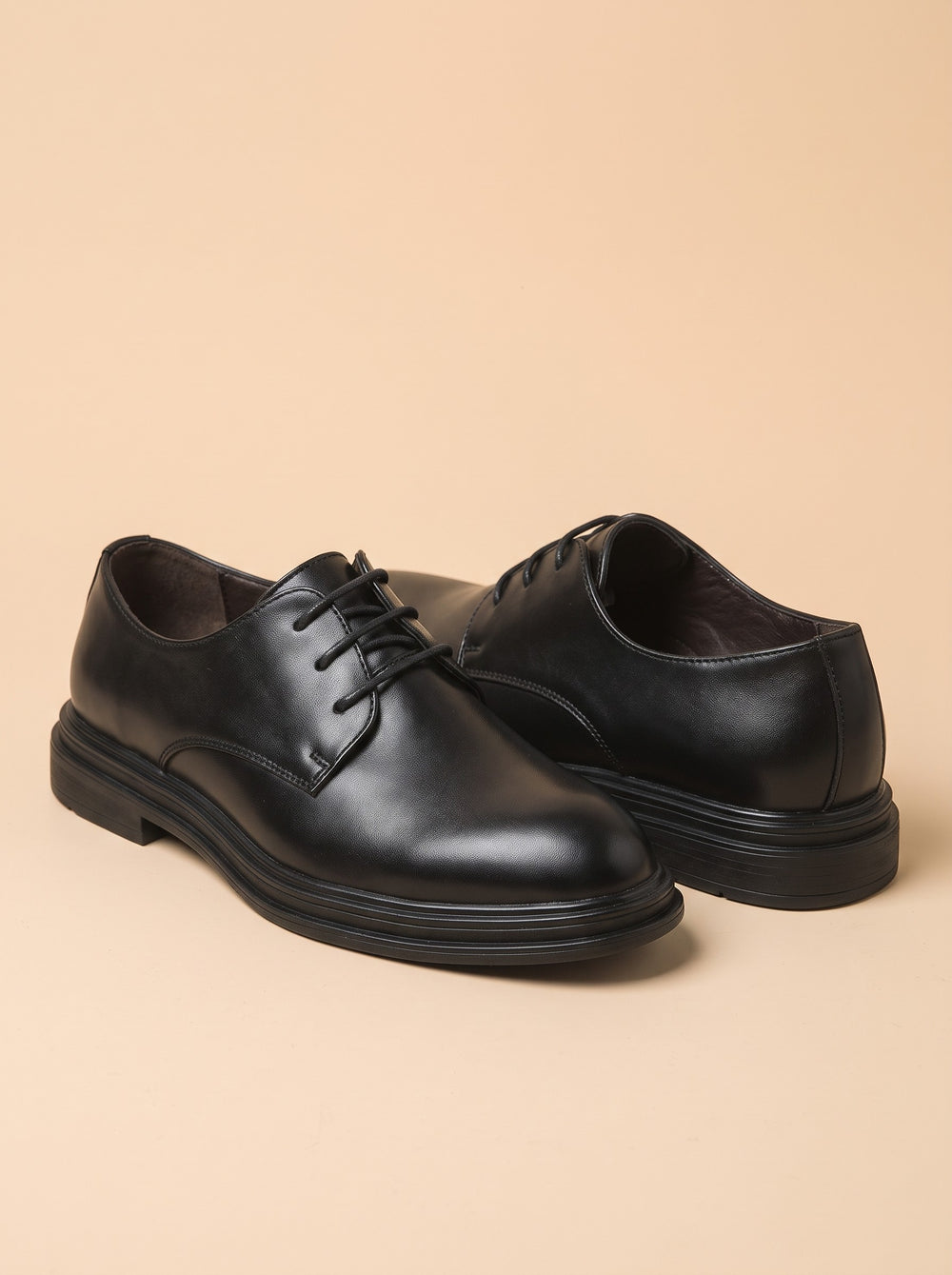 Men's Lace-Up Derby Shoes in matte black