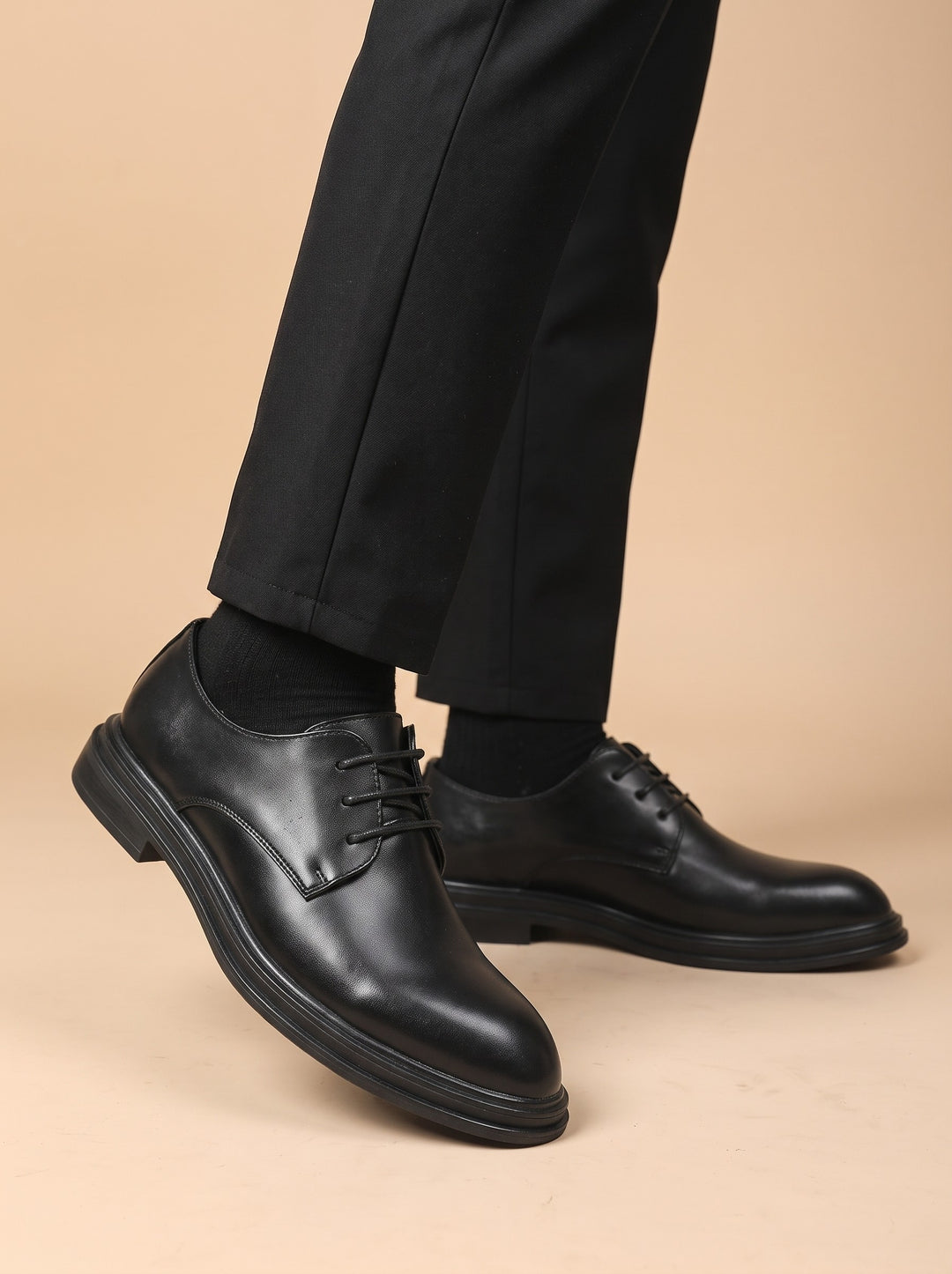 Men's Lace-Up Derby Shoes in matte black