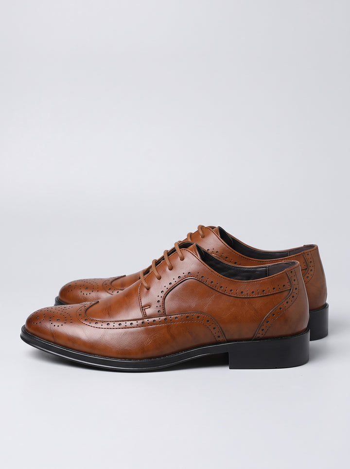 Men's Classic Wingtip Brogue Oxford Shoes in brown